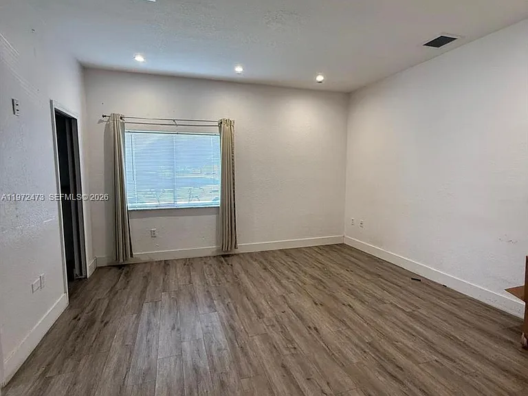 718 SE 12th Ter — Photo 5