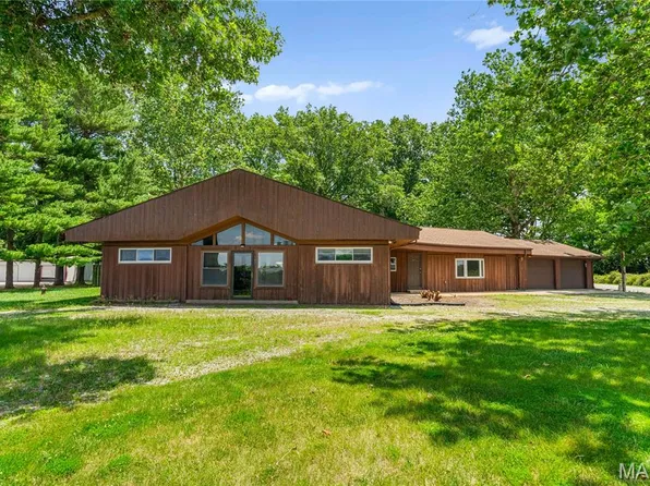 1021 Otter Rd, Trenton, IL 62293