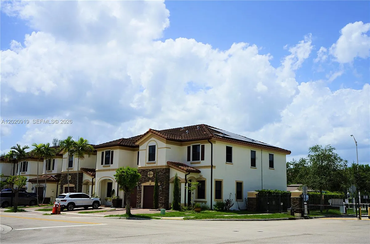 Photo 2 of 37 - 3365 W 91st Ter #3365 - Hialeah, FL Building Photo - 3365 W 91st Ter #3365