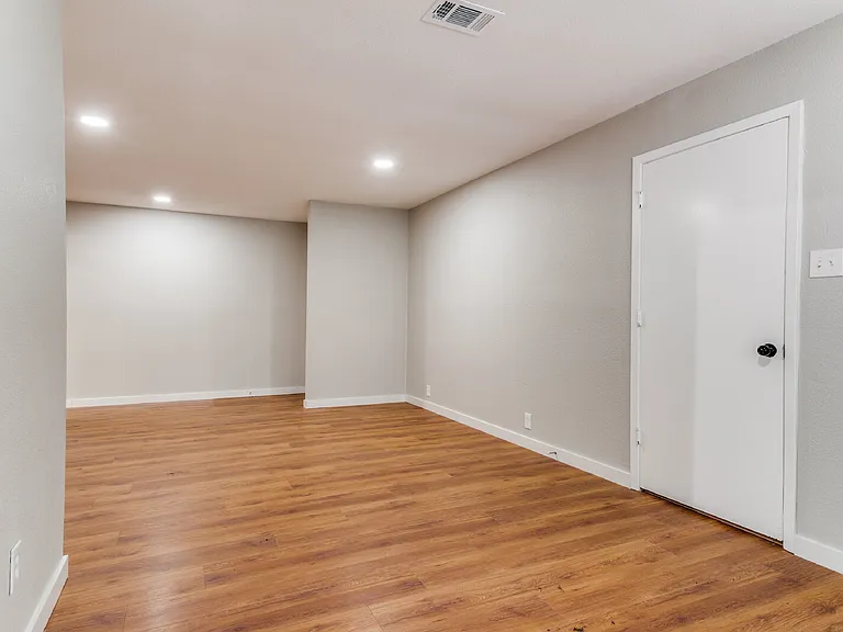 614 Brian Dr — Photo 2