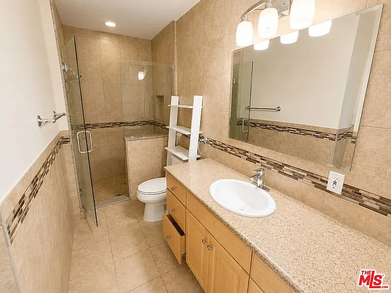 447 S Palm Dr #6 — Photo 7