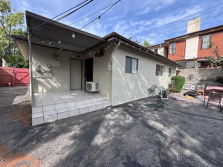 910 E Elk Ave — Photo 18
