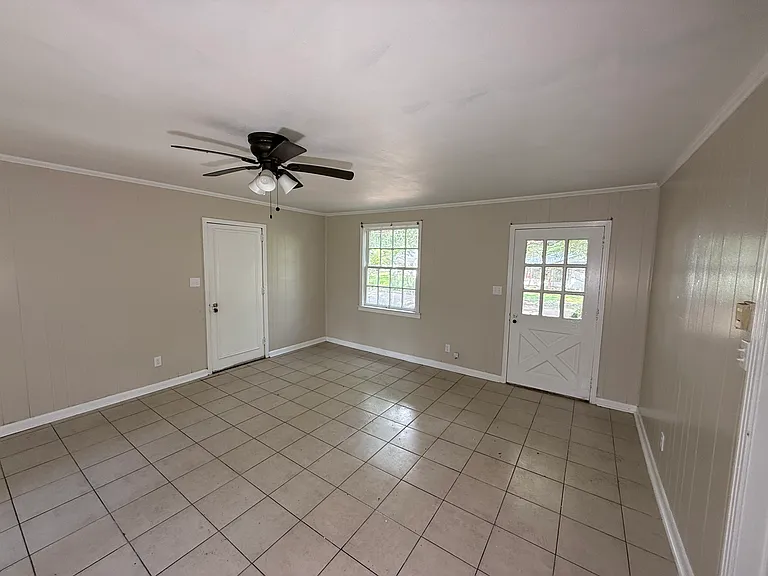 23 N Circle Dr — Photo 2