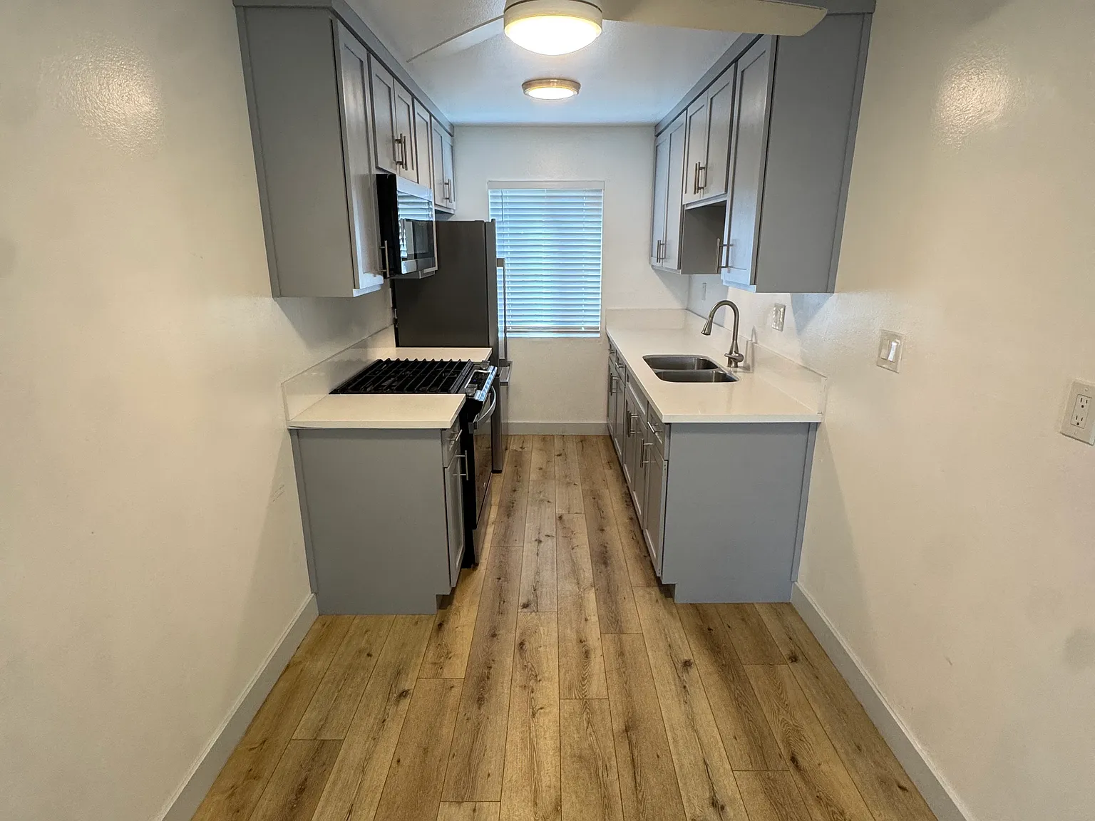 2 bed, 900 sqft, $2,575 — Photo 3