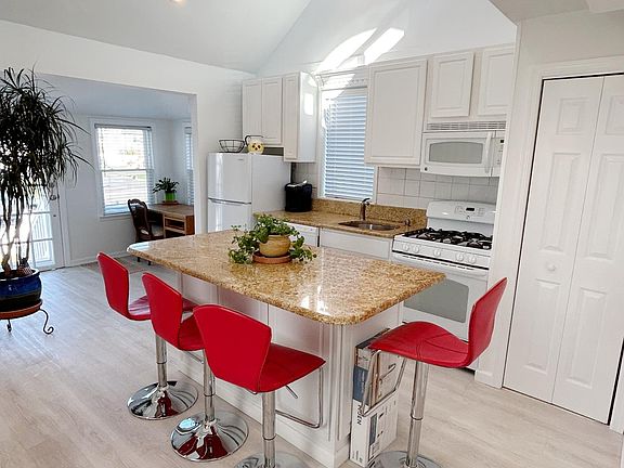 Full Eat In Kitchen w/Granite, Pantry, Vaulted Ceiling w/Skylight, New Dishwasher