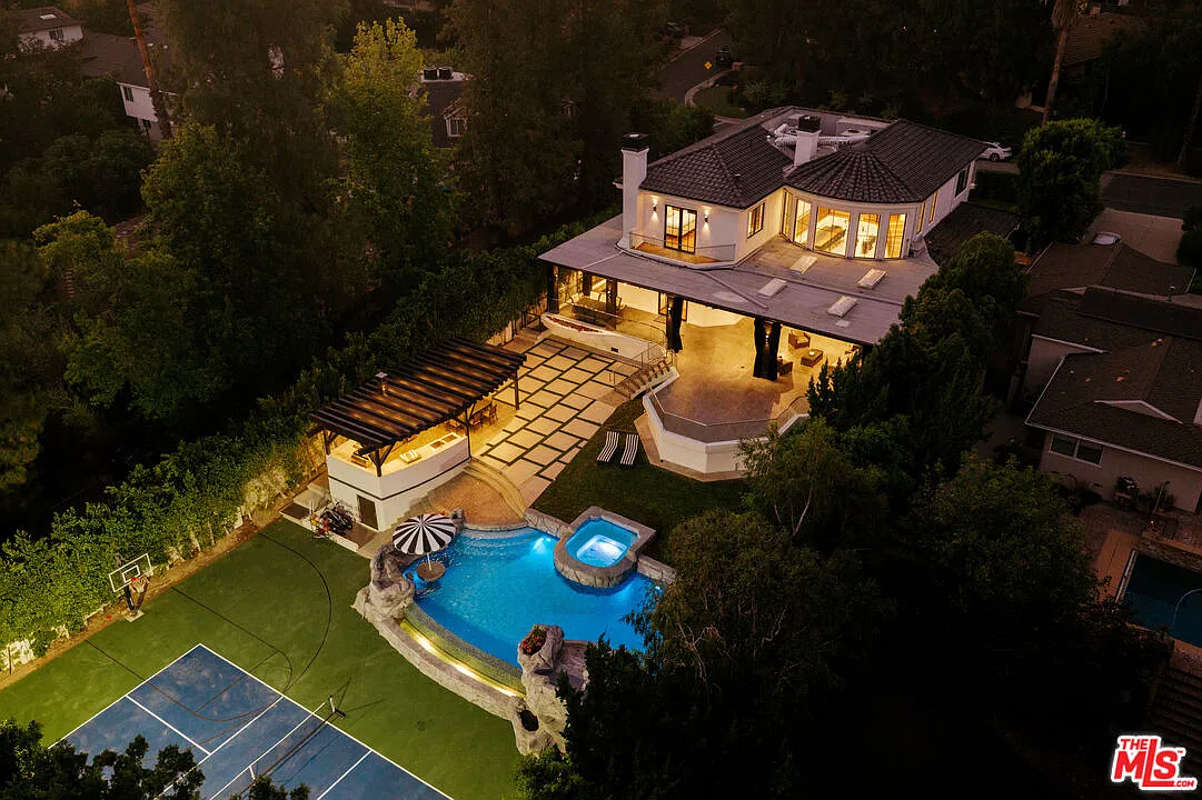 5 bed, 7.0 bath, 8828 sqft, $30,000 — Photo 2