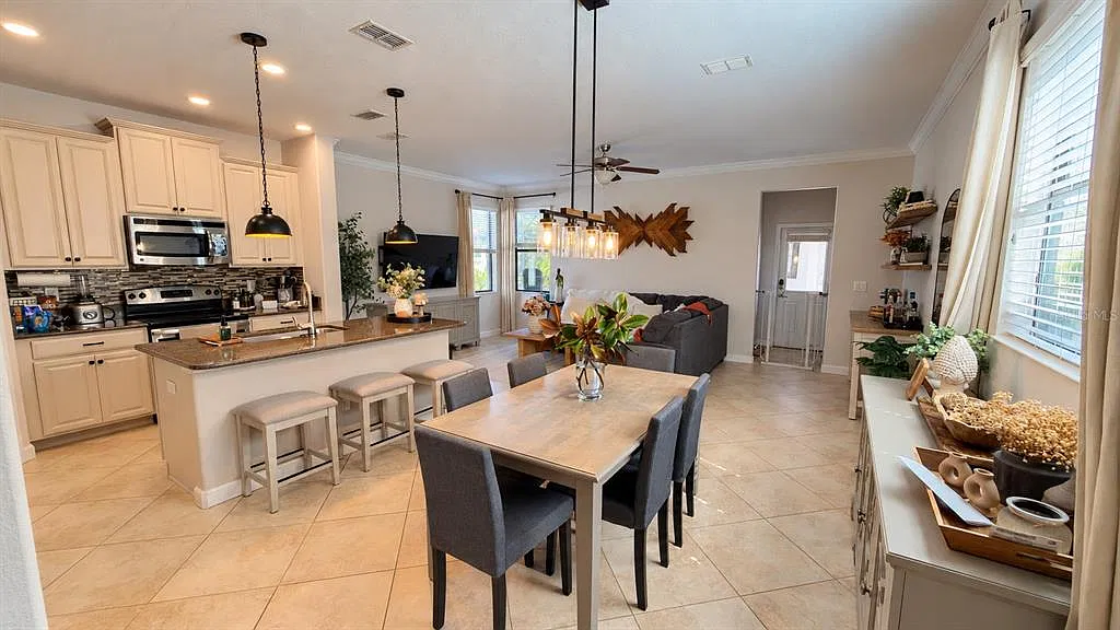 5 bed, 4.5 bath, 2961 sqft, $3,990 — Photo 3