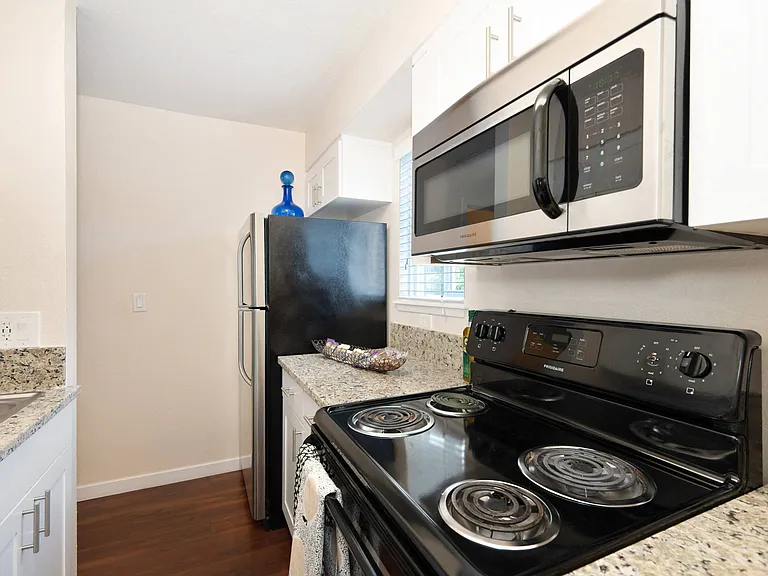 Hidden Oaks Apartments — Photo 8
