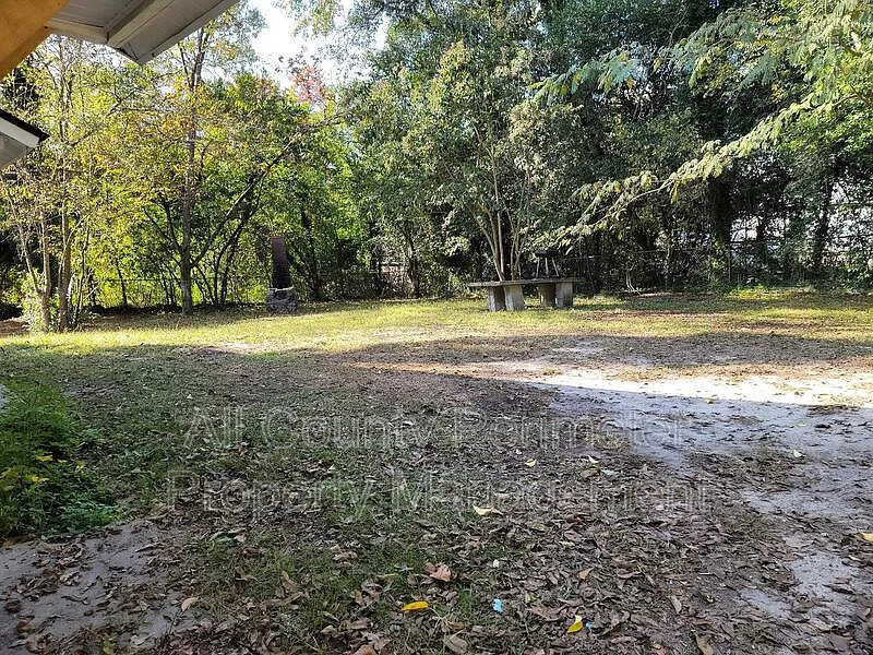 3 bed, 1.0 bath, 1650 sqft, $1,000 — Photo 2