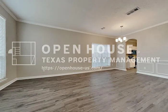 4 bed, 2.5 bath, 2740 sqft, $2,345 — Photo 4