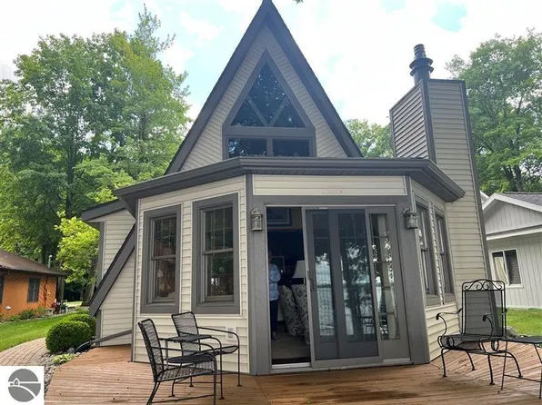 7610 W Forest Dr, Lake City, MI 49651