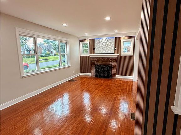 4th image of 2309 W Washington St