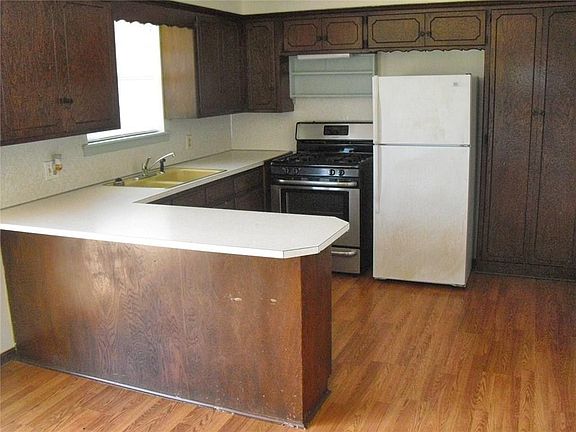4th image of 502 Ann Dr