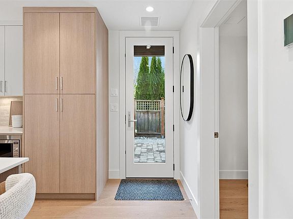 4th image of 920 Island Rd #2