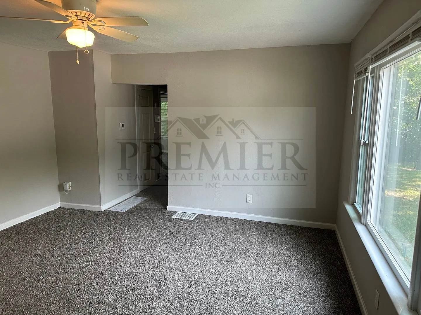 3305 S Sterling Ave, Independence, MO 64052 Rent $1499 Nice 3 bed / 1 bath house — Photo 3
