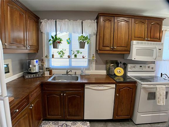 3rd image of 10 Lakeview Ct