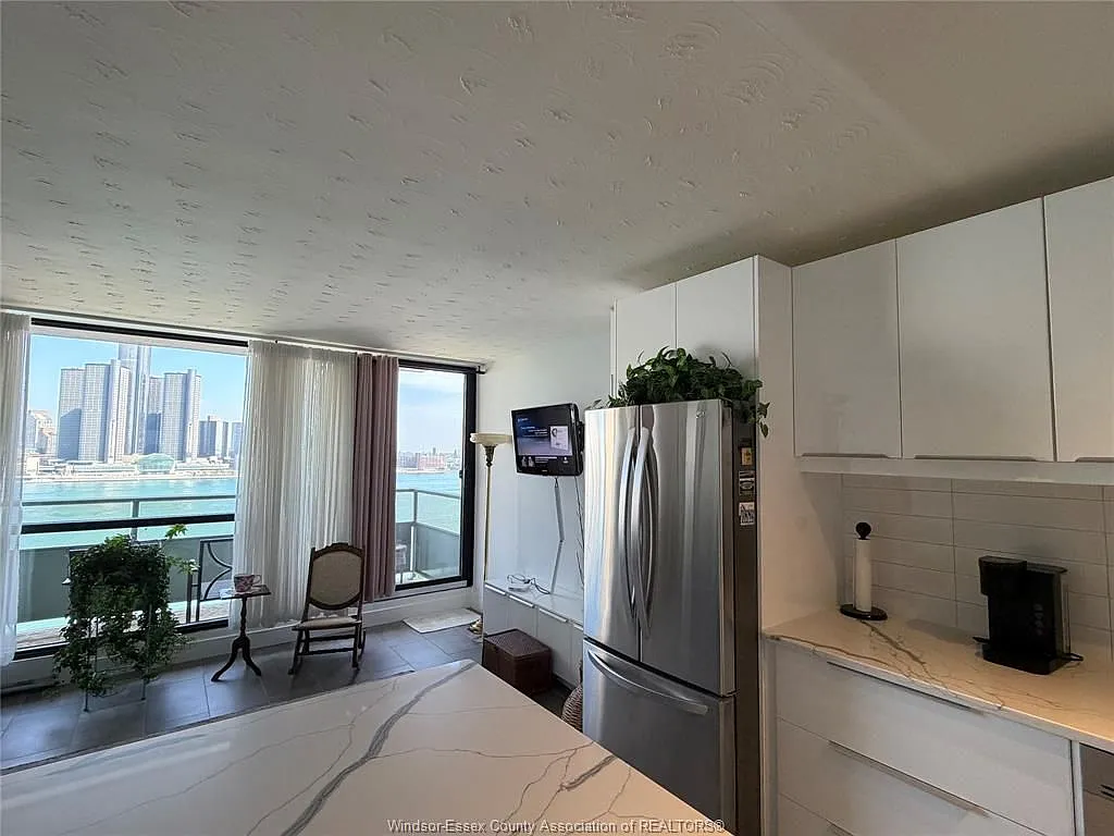 111 Riverside Dr E — Photo 2