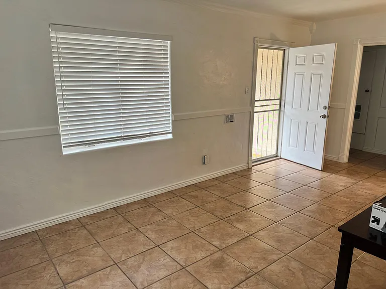 1811 N Whittier Dr — Photo 2