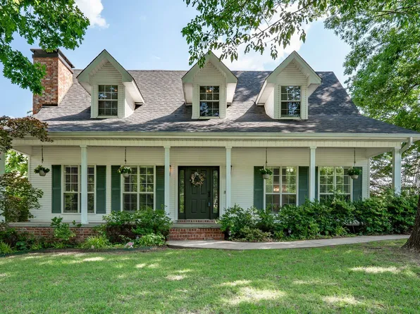 2211 E Longhills Rd, Benton, AR 72019