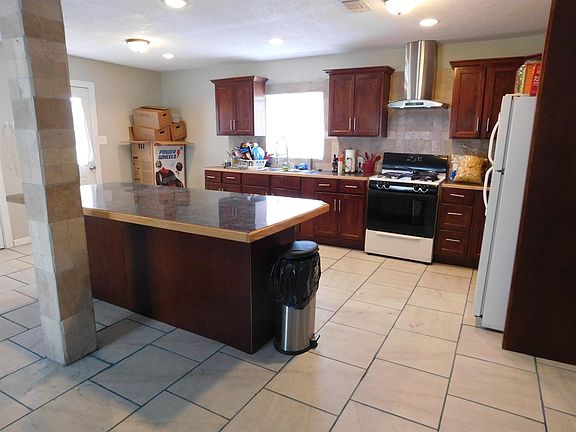 3rd image of 1103 W Avenue B