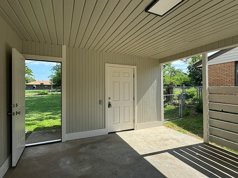 1442 E Broadway St — Photo 10
