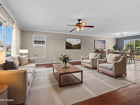 3rd image of 1108 E Pinecrest LANE