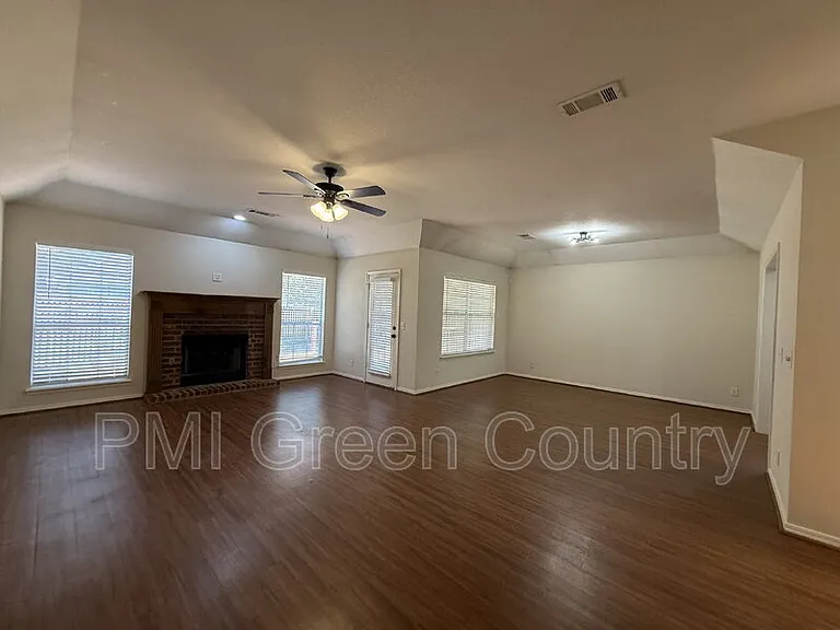 1800 W Jefferson St — Photo 7