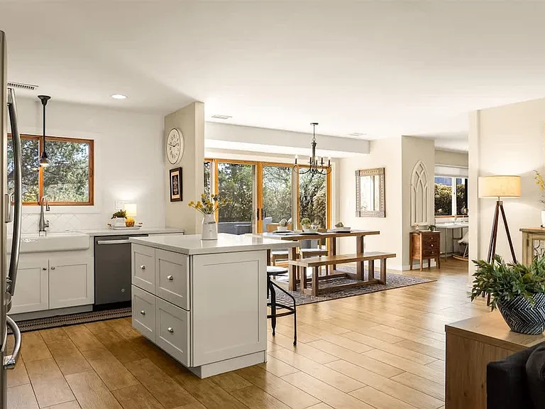 311 Meadowlark Ln — Photo 3