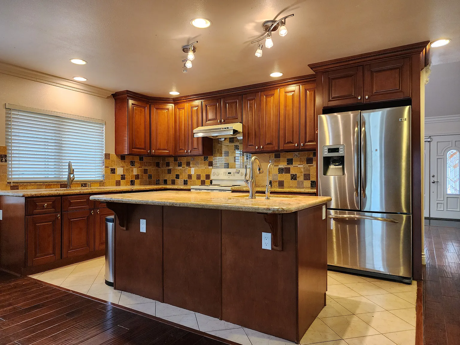 5 bed, 2315 sqft, $4,700 — Photo 4