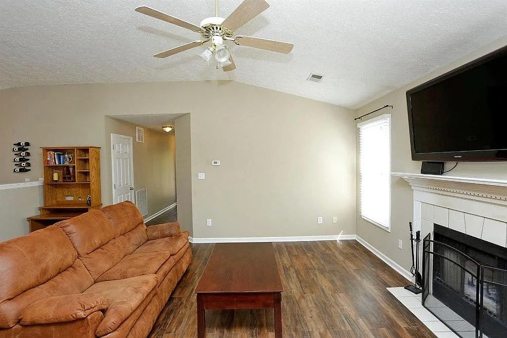 3 bed, 1276 sqft, $1,850 — Photo 3