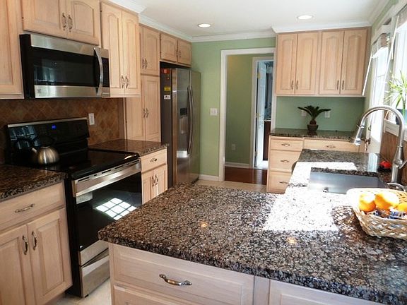 3rd image of 173 Tunxis Ave