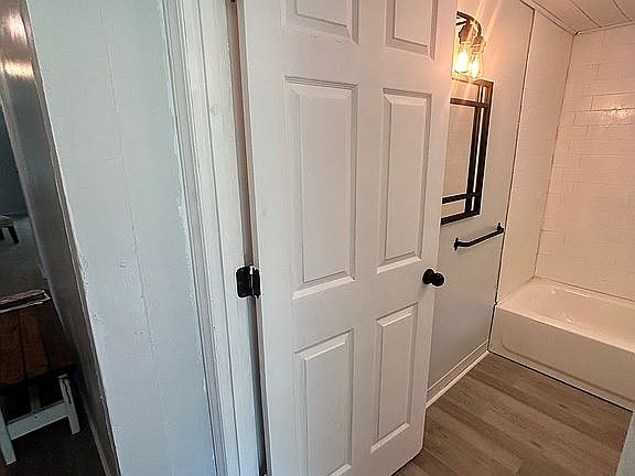 3rd image of 205 W Parkwood St