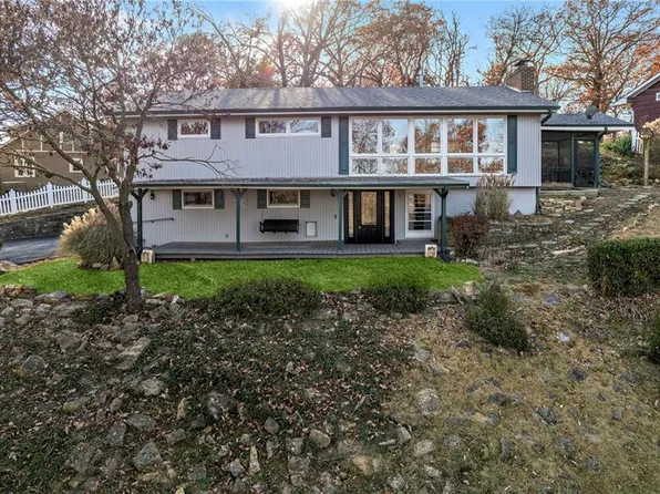 320 Lake Forest Dr, Bonner Springs, KS 66012