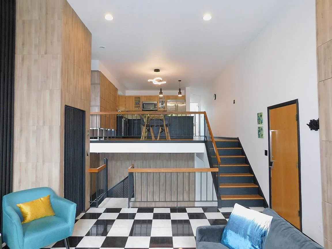 Building Photo - 1414 Hinman Ave #3C