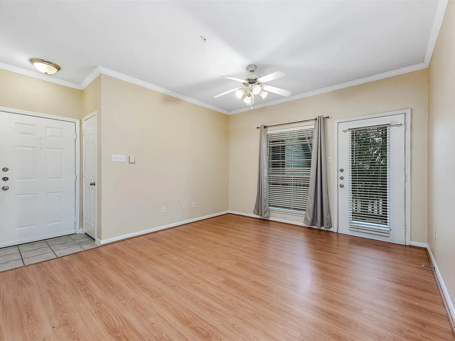2 bed, 1.0 bath, 909 sqft, $1,600 — Photo 3
