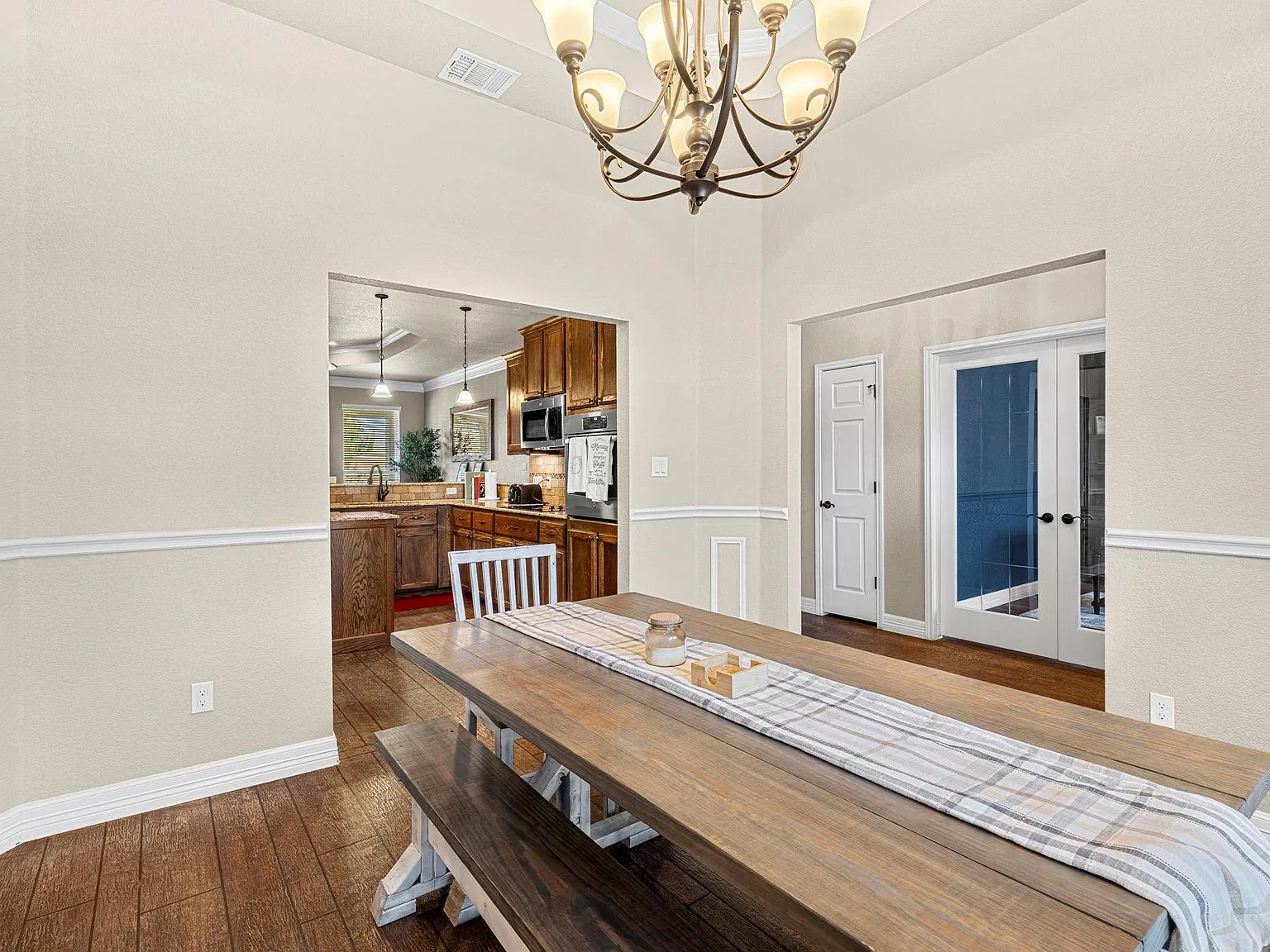 3 bed, 2.0 bath, 2362 sqft, $2,500 — Photo 4