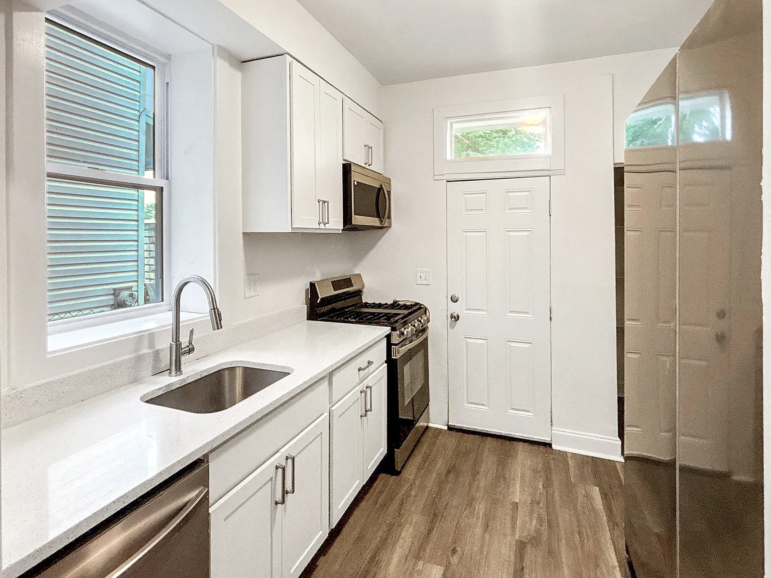 Beautifully Updated 2BR/1.5BA Townhome with Central A/C — Photo 4