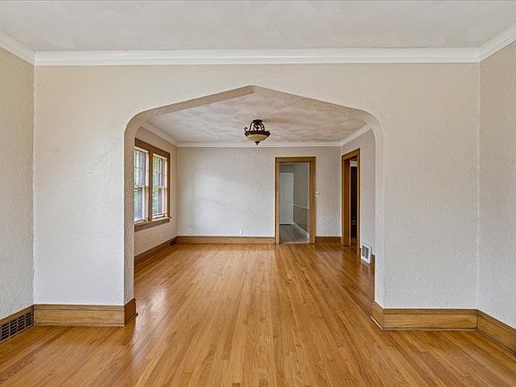 3rd image of 905 18th St