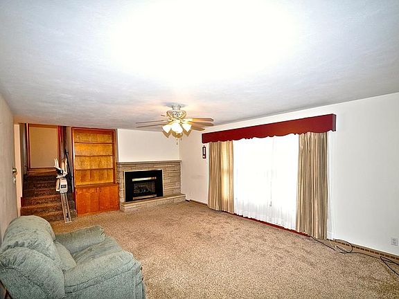 3rd image of 100 Redwood Dr