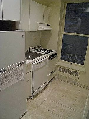 3rd image of 35 W 65th St APT 3b