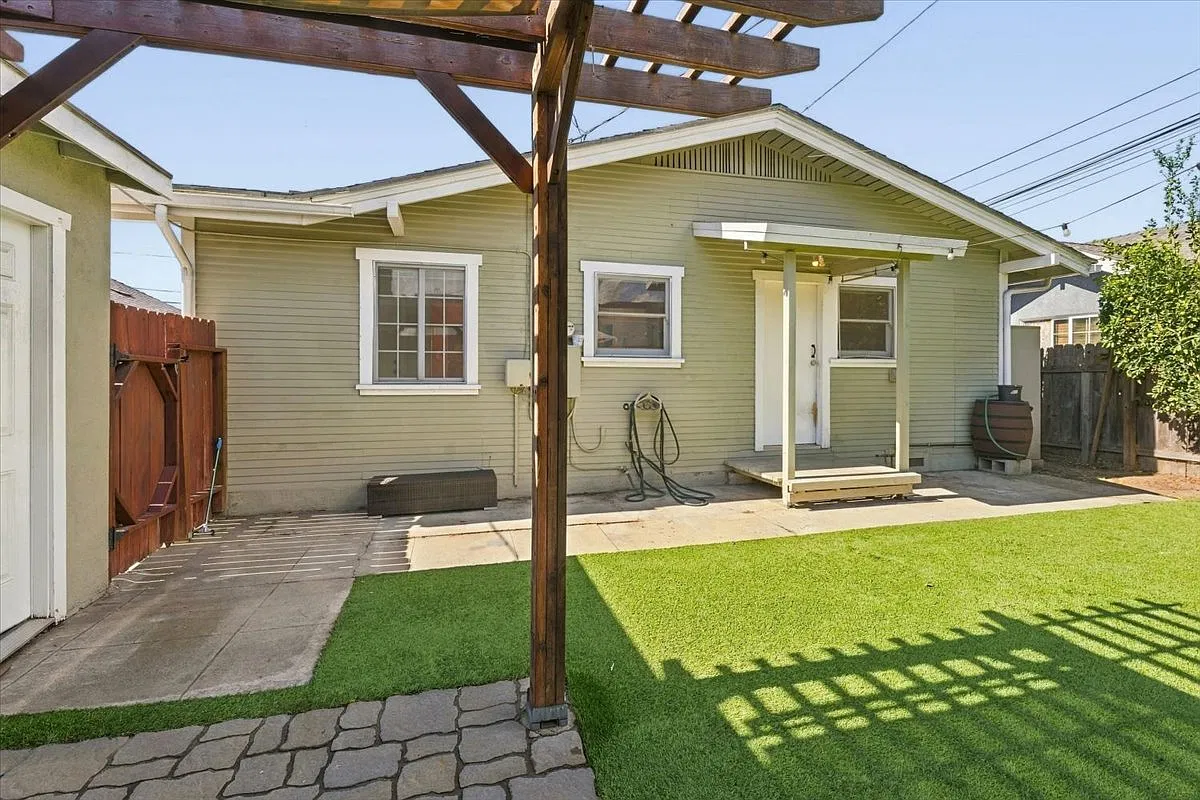 3 bed, 1226 sqft, $4,475 — Photo 2