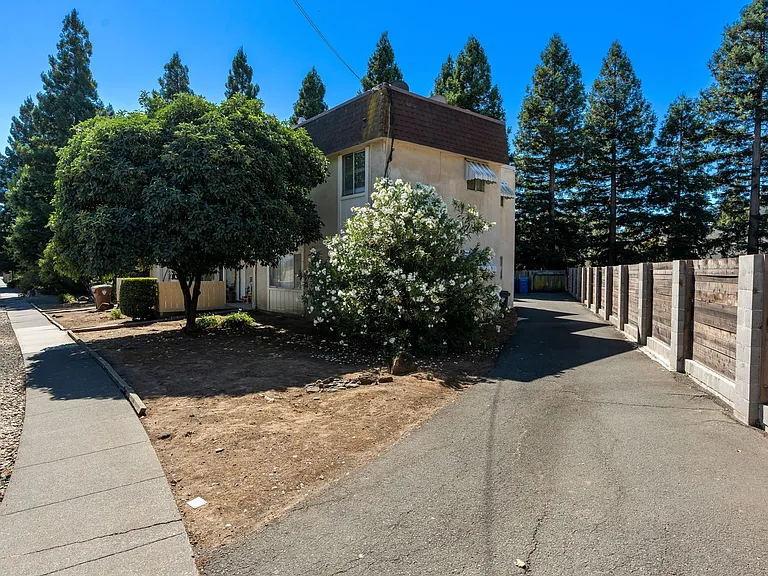 931-939 Golden Gate Drive — Photo 13