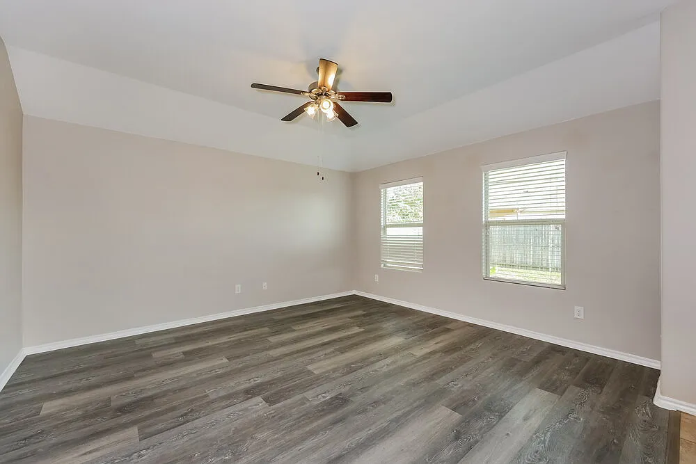 4 bed, 2.0 bath, 1833 sqft, $2,335 — Photo 3