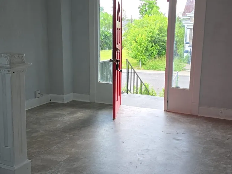 669 S 35th St — Photo 2