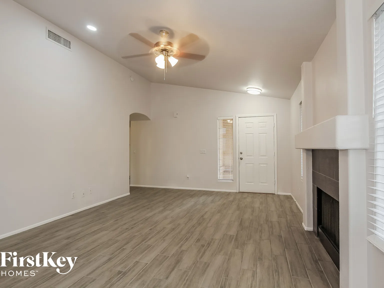 3 bed, 2.0 bath, 1300 sqft, $2,145 — Photo 4