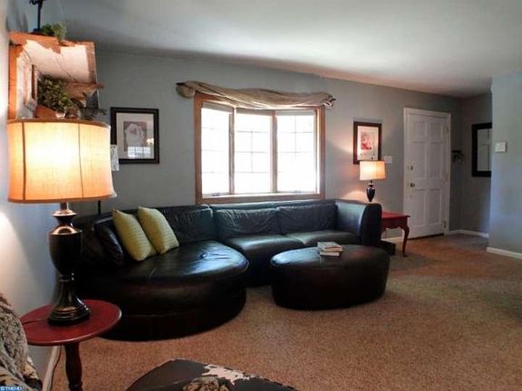4th image of 1585 Hillcrest Ln