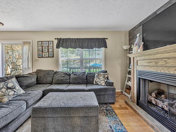 5th image of 90 Chenault St