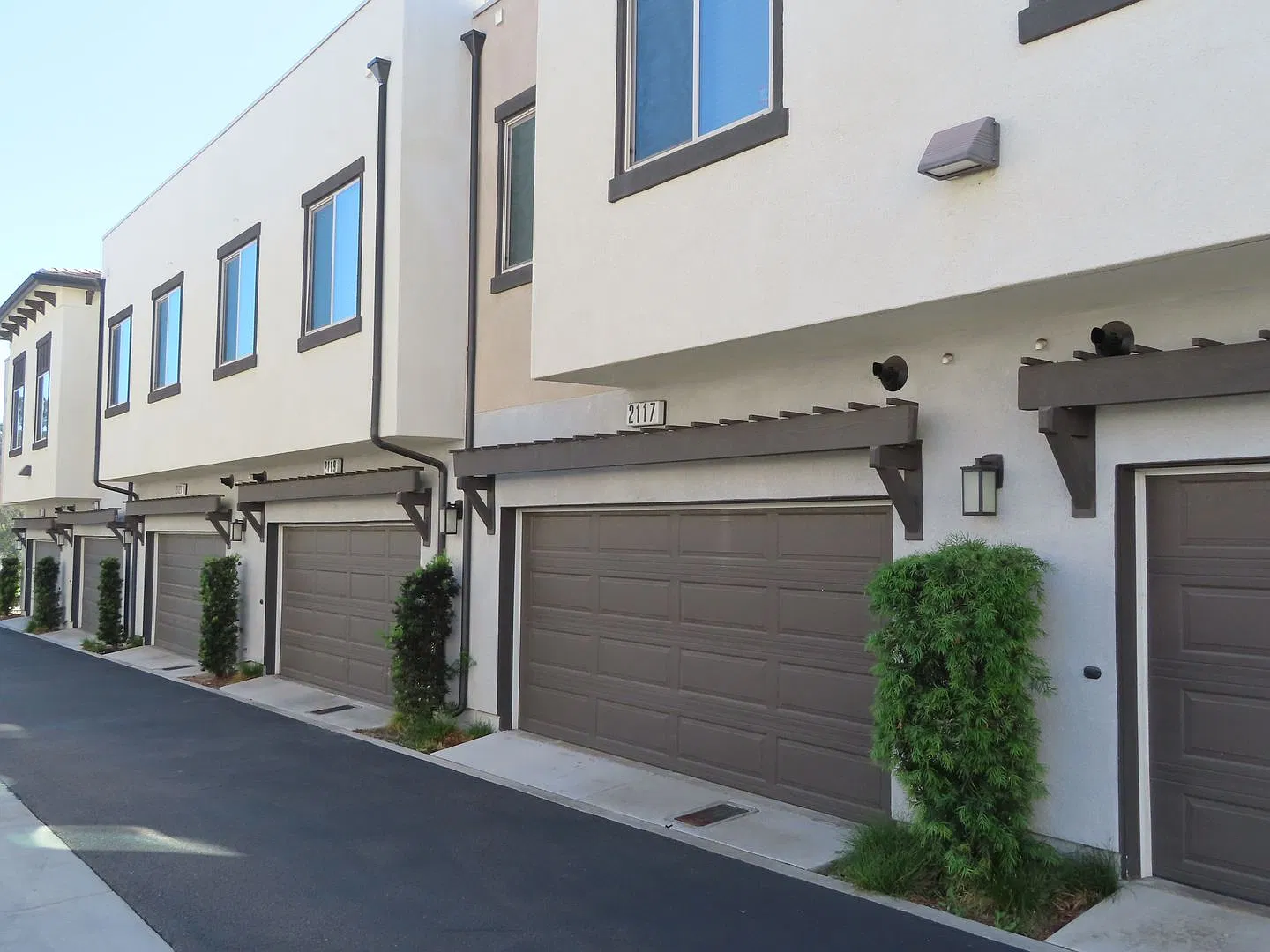 Immaculate Three bedroom Townhome in Gated Community — Photo 2