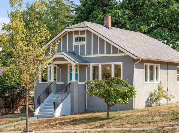 733 Fitzwilliam St, Nanaimo, BC V9R 3B7