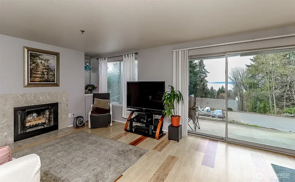 2 bed, 888 sqft, $1,895 — Photo 3